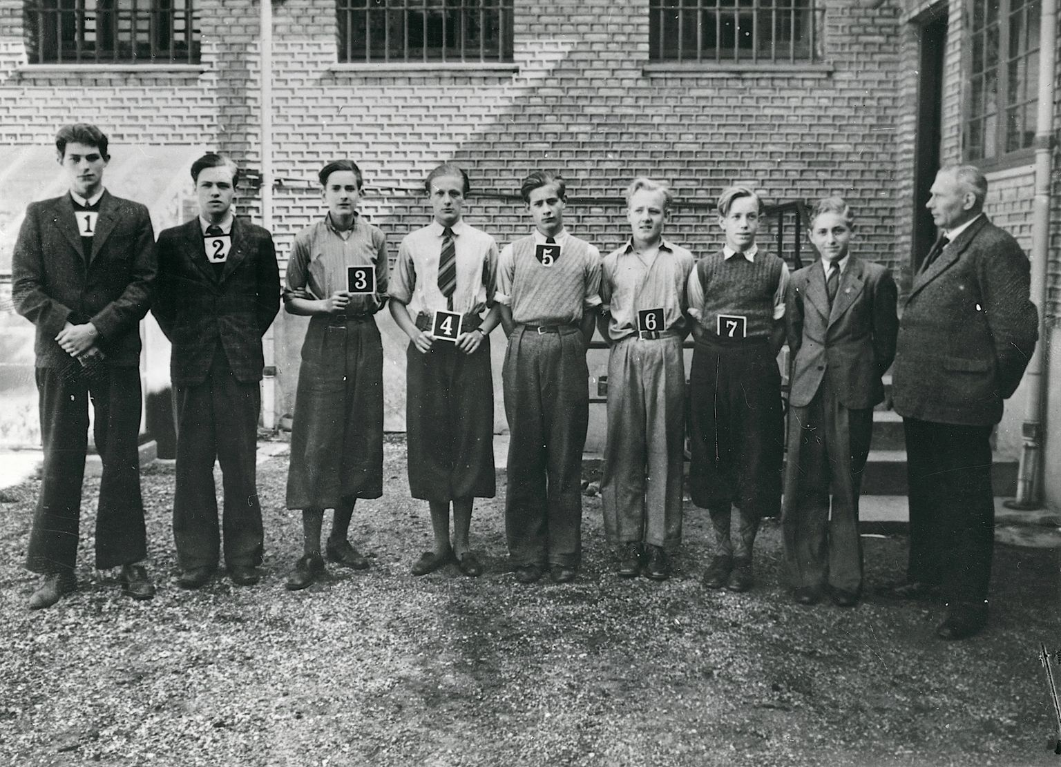 Churchill-klubben bestod af otte drenge mellem 14 og 17 år samt tre unge mænd mellem 20 og 26 år.