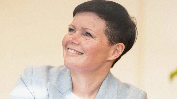 Barbro Moen Ternsten, COO i Vokser, følger med på skjermen.