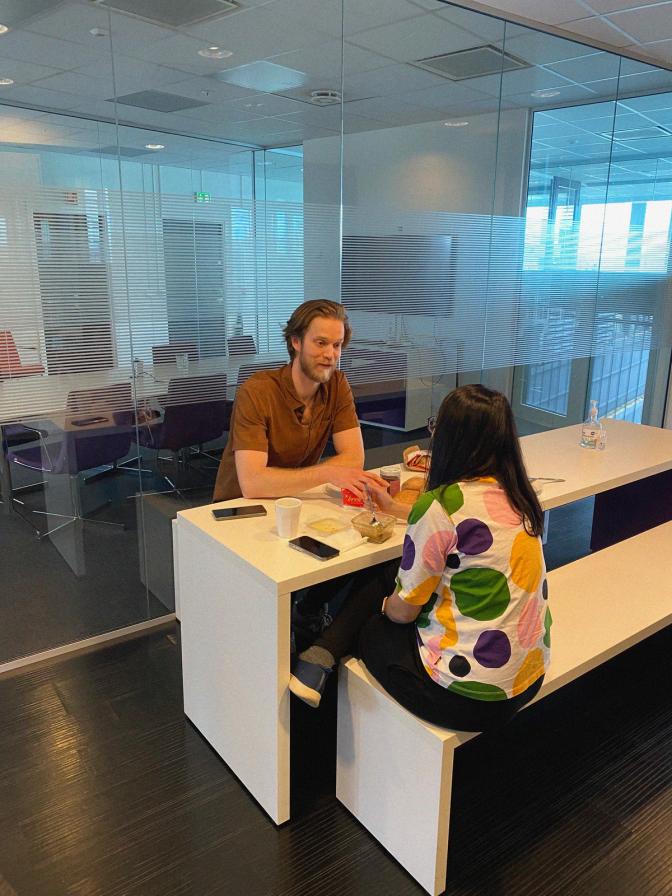 Magnus og Sona spiser lunsj på kontoret i Kristiansand