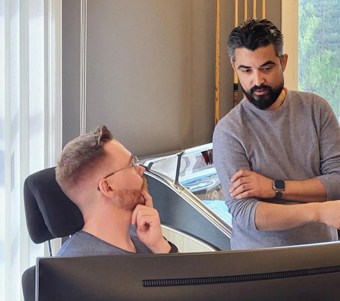 Mauri Farias veileder vår nyansatte utvikler, Espen Strøm.
