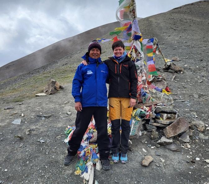 Barbro Moen Ternsten sammen med en guide på ekspedisjon til Kang Yatze II i Himalaya.
