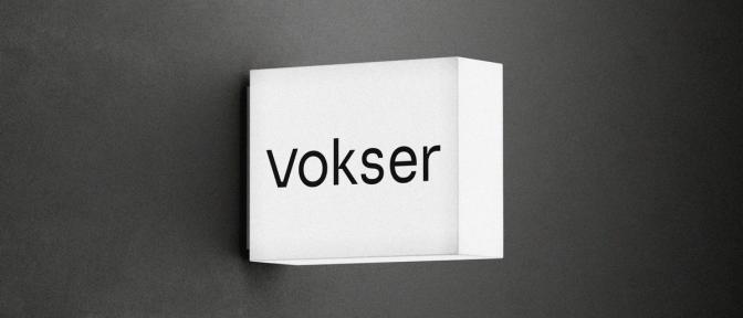 Veggskilt med ny logo for Vokser