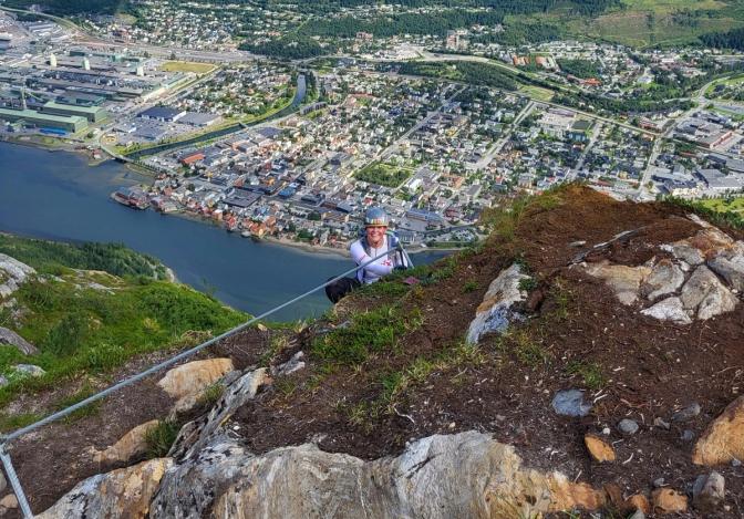 Barbro Moen Ternsten klatrer i fjellveggen.