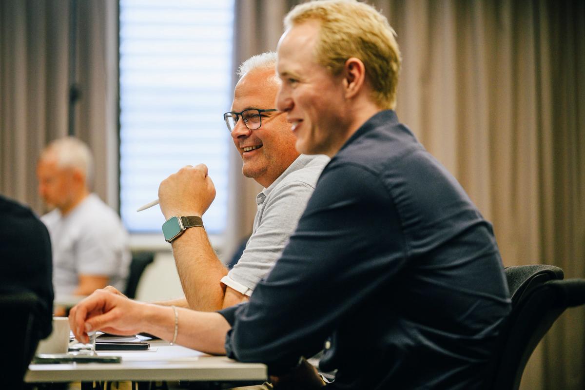 Henrik Svendsgård og Anders Sørensen smiler i et møte