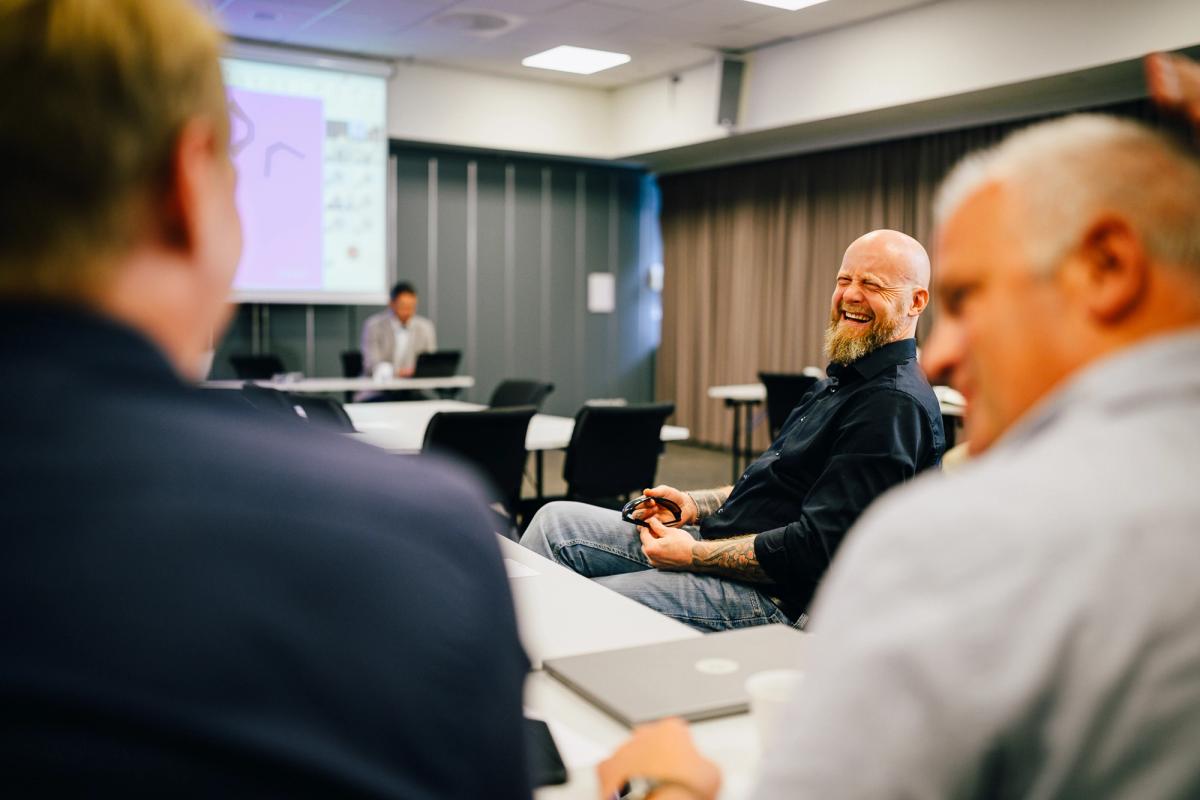 Tor Erik Skogen ler i et møte