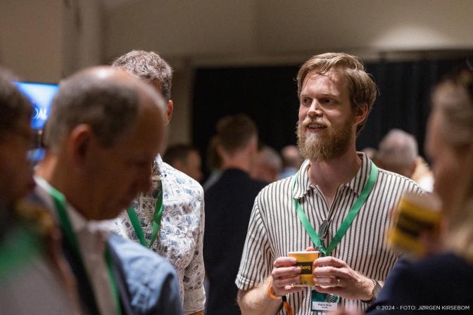 Magnus Berge prater med kunder i pause mellom foredrag på Blues Business. Foto Jørgen Kirsebom.