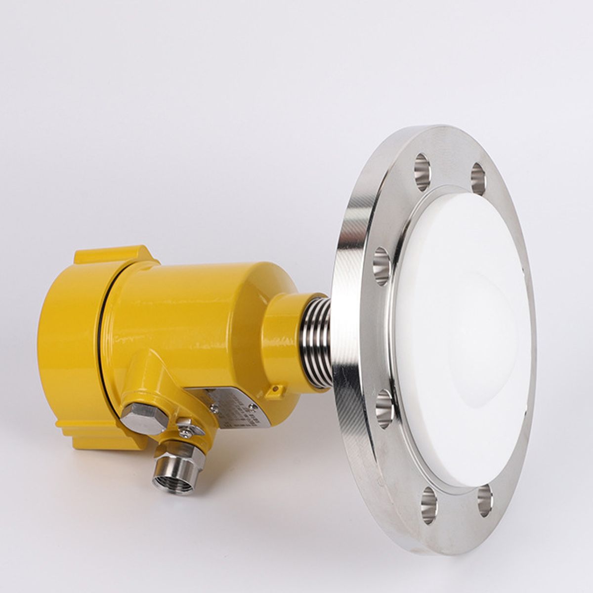 Radar level meter antenna for cement silo mounting