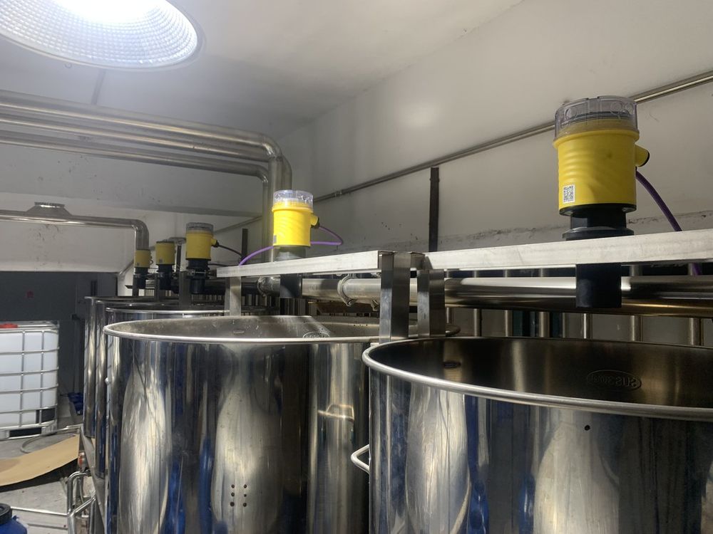 WELK ultrasonic level meters installed on stainless steel process tanks