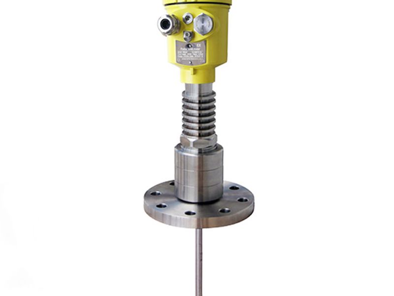 Guided wave radar probe for chamber-style installation