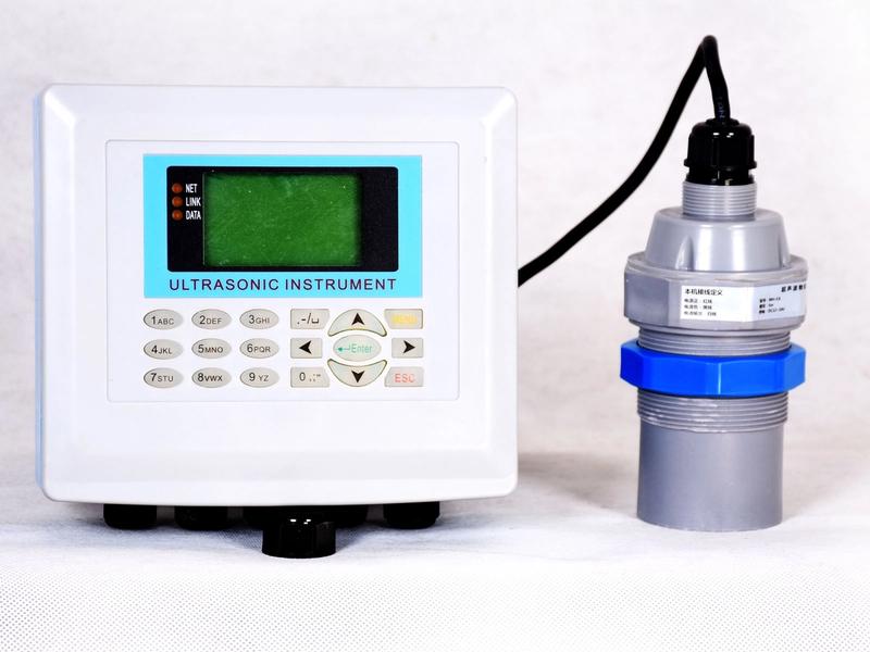 Ultraschall-Durchflussmesser für offene Gerinne mit abgesetztem Sensor