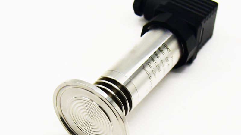 WELK flush diaphragm hydrostatic level transmitter with a flush 316L diaphragm flange-mounted on the wall of a sludge tank for clog-free slurry level measurement