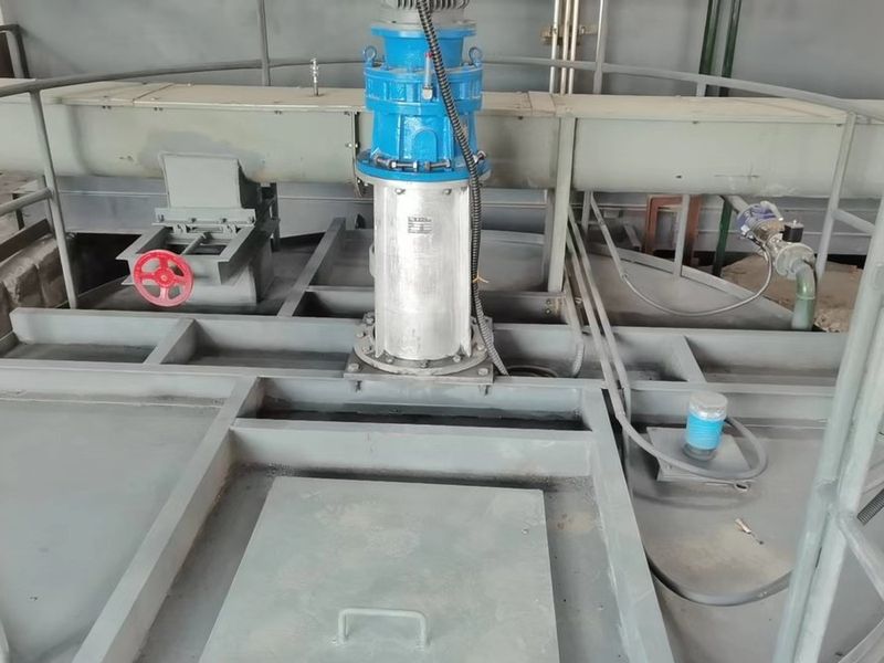 Level instrument installed on an industrial mixing tank