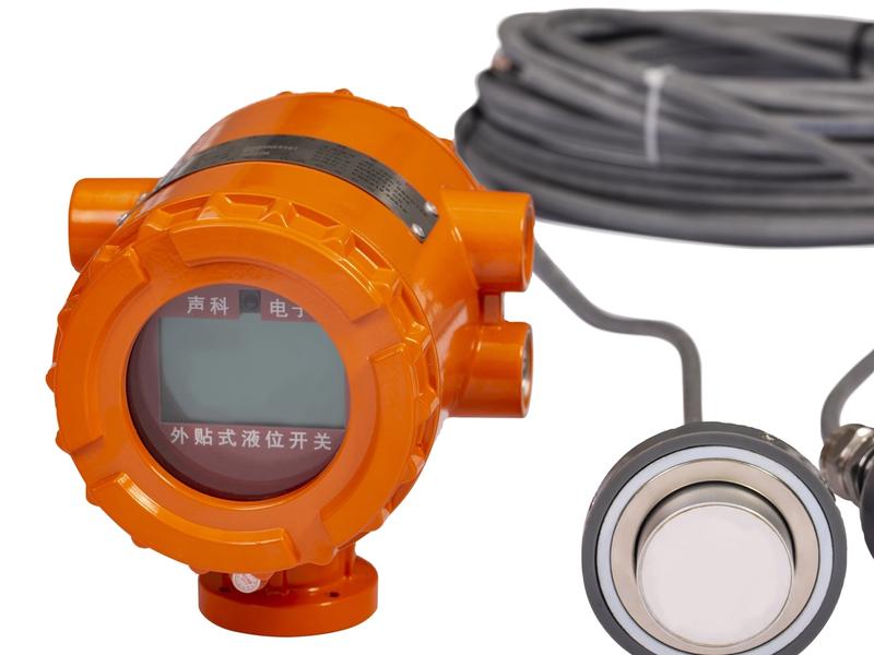 External ultrasonic tank level gauge with remote sensor