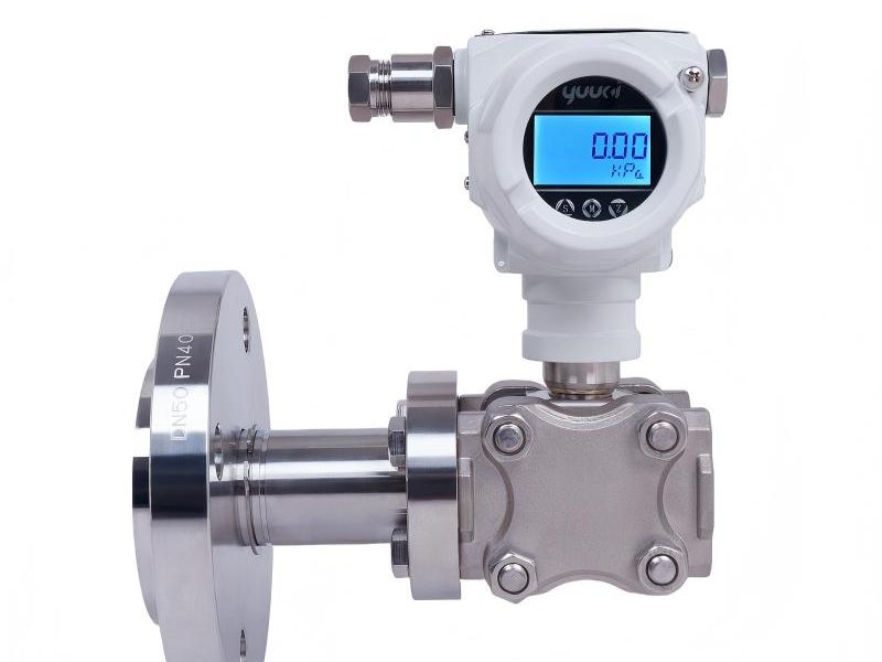 Sanitary flush diaphragm level transmitter with flange