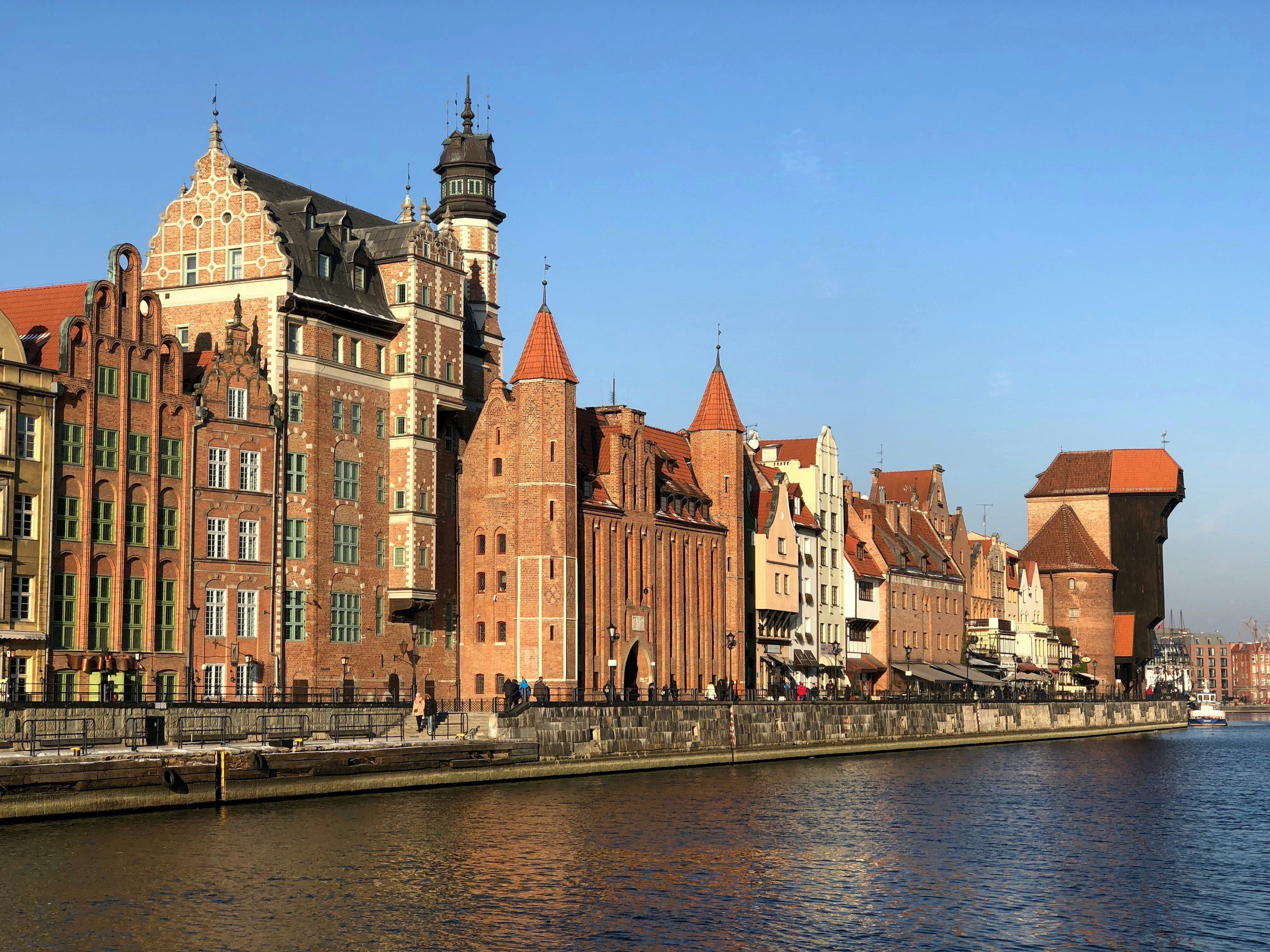 Mariaporten og farverige huse langs floden Motława i Gdańsk