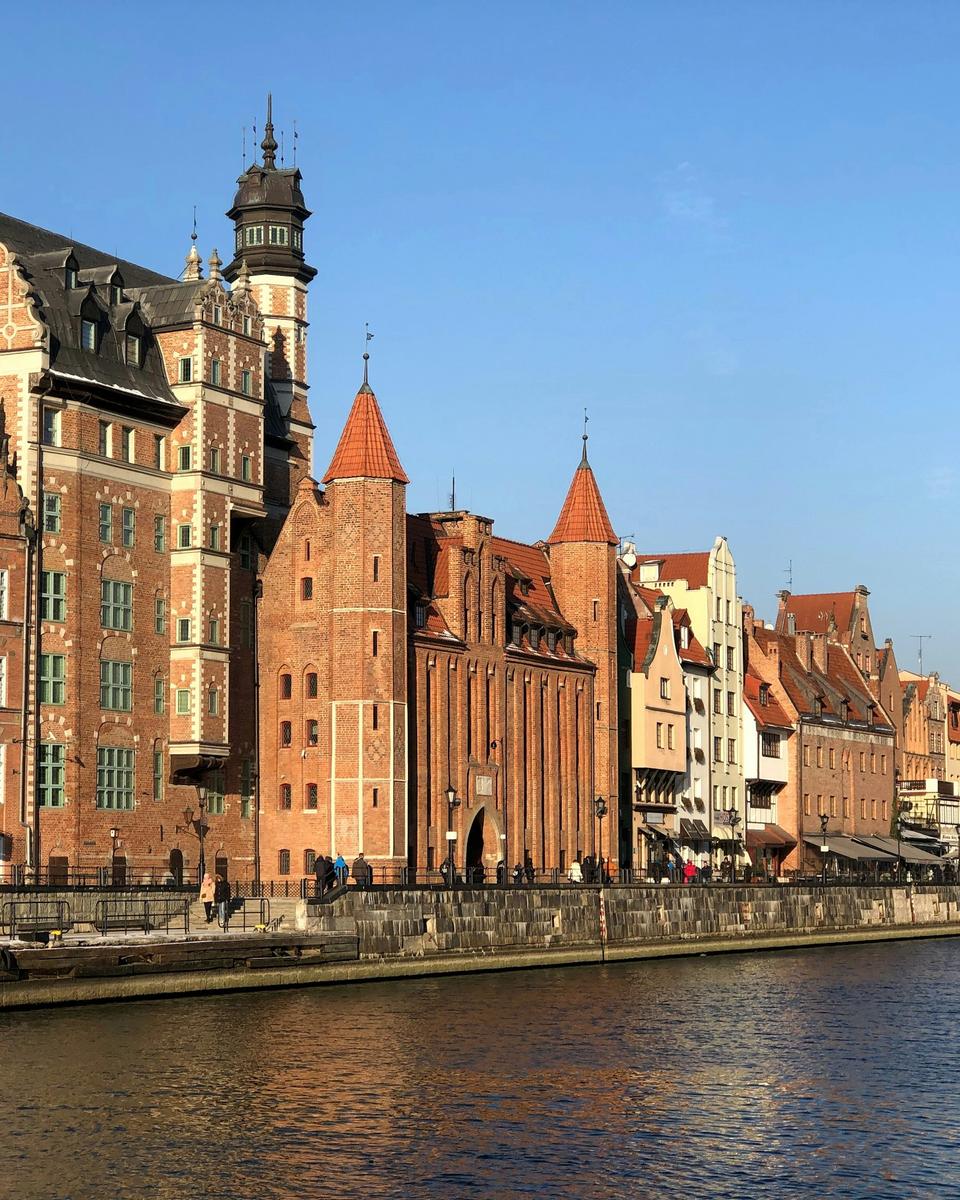 Mariaporten og farverige huse langs floden Motława i Gdańsk