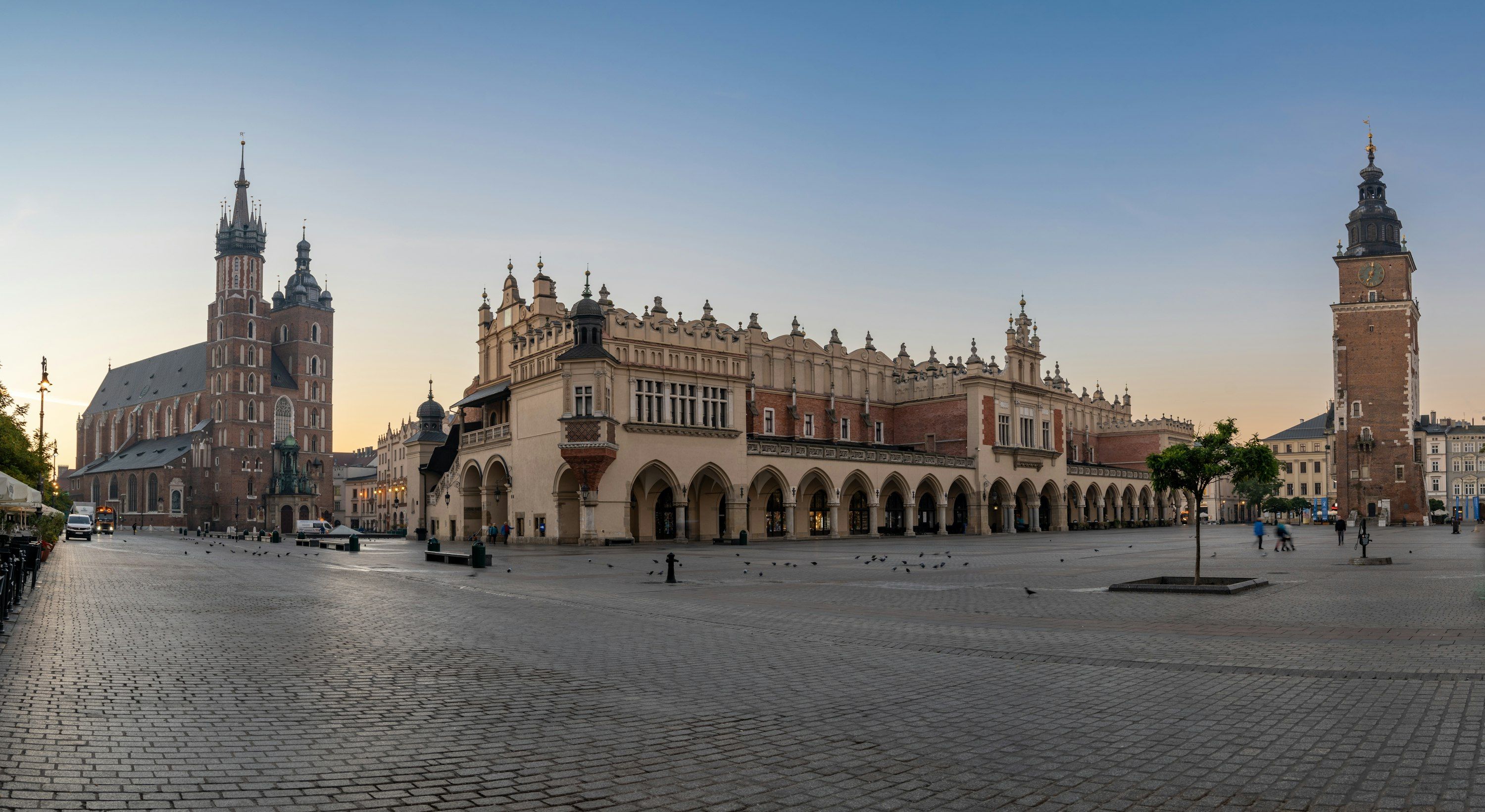 Hovedtorvet Rynek Główny i Kraków i morgenlys med Mariakirkens tårn