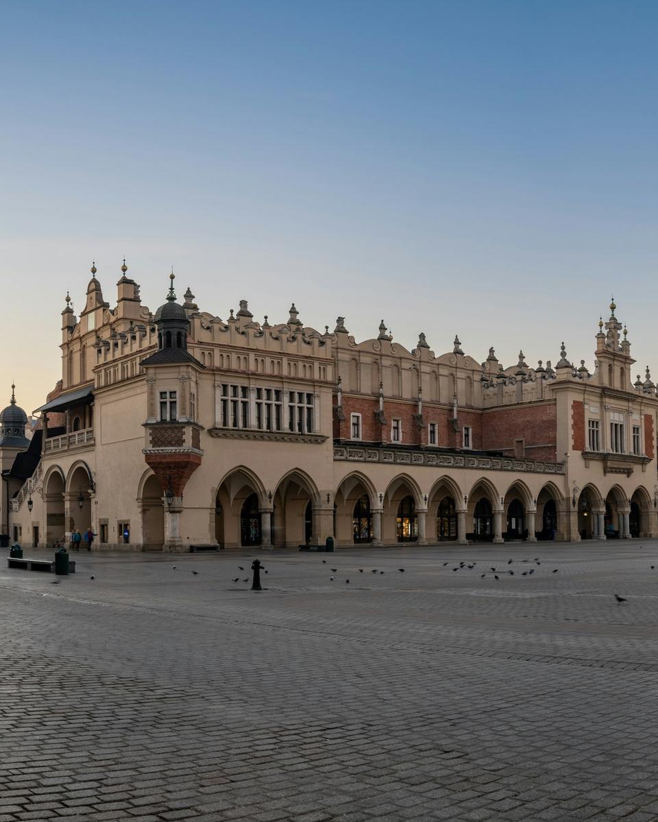 Hovedtorvet Rynek Główny i Kraków i morgenlys med Mariakirkens tårn