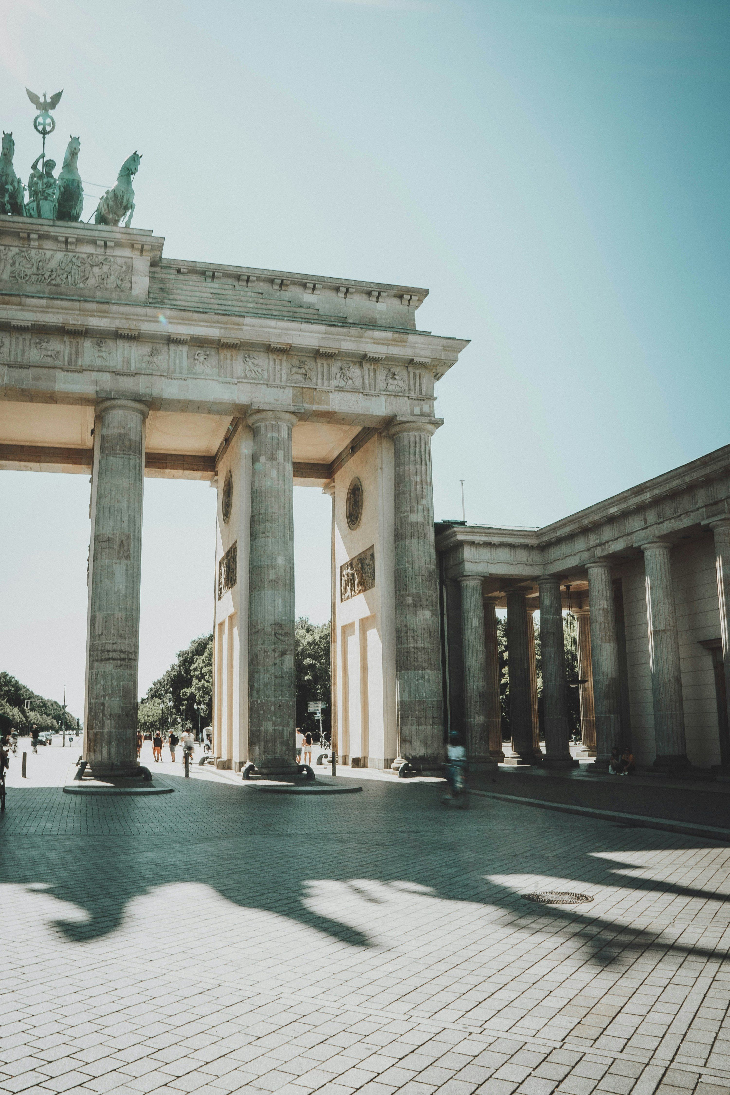 Brandenburger Tor i Berlin i sommersol