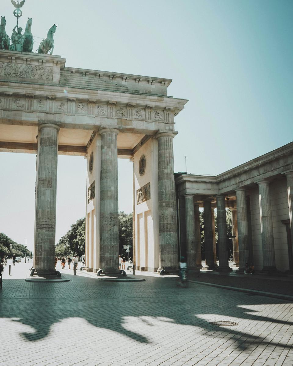 Brandenburger Tor i Berlin i sommersol