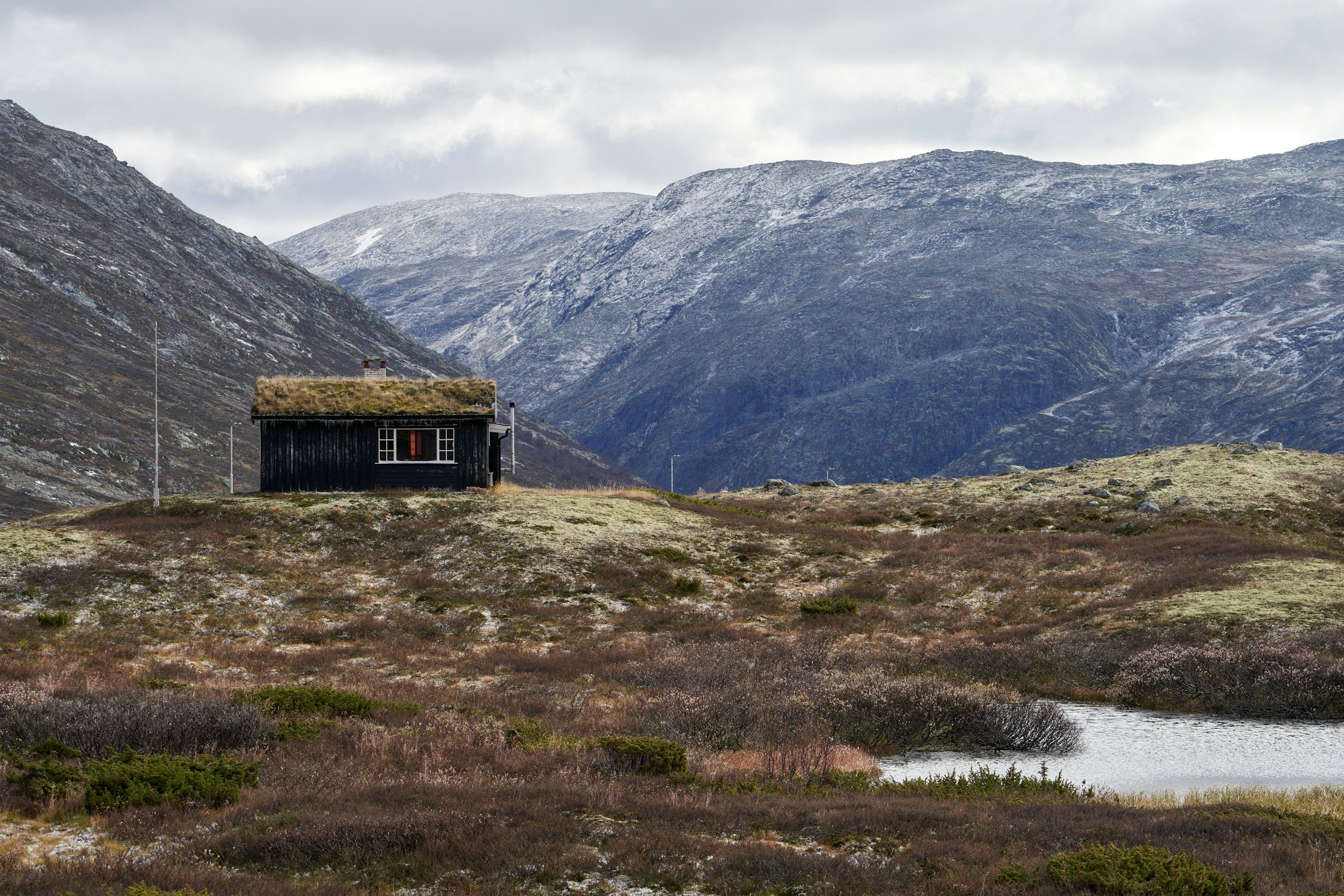 Traditionel bjælkehytte på højfjeldet i Hemsedal i Norge