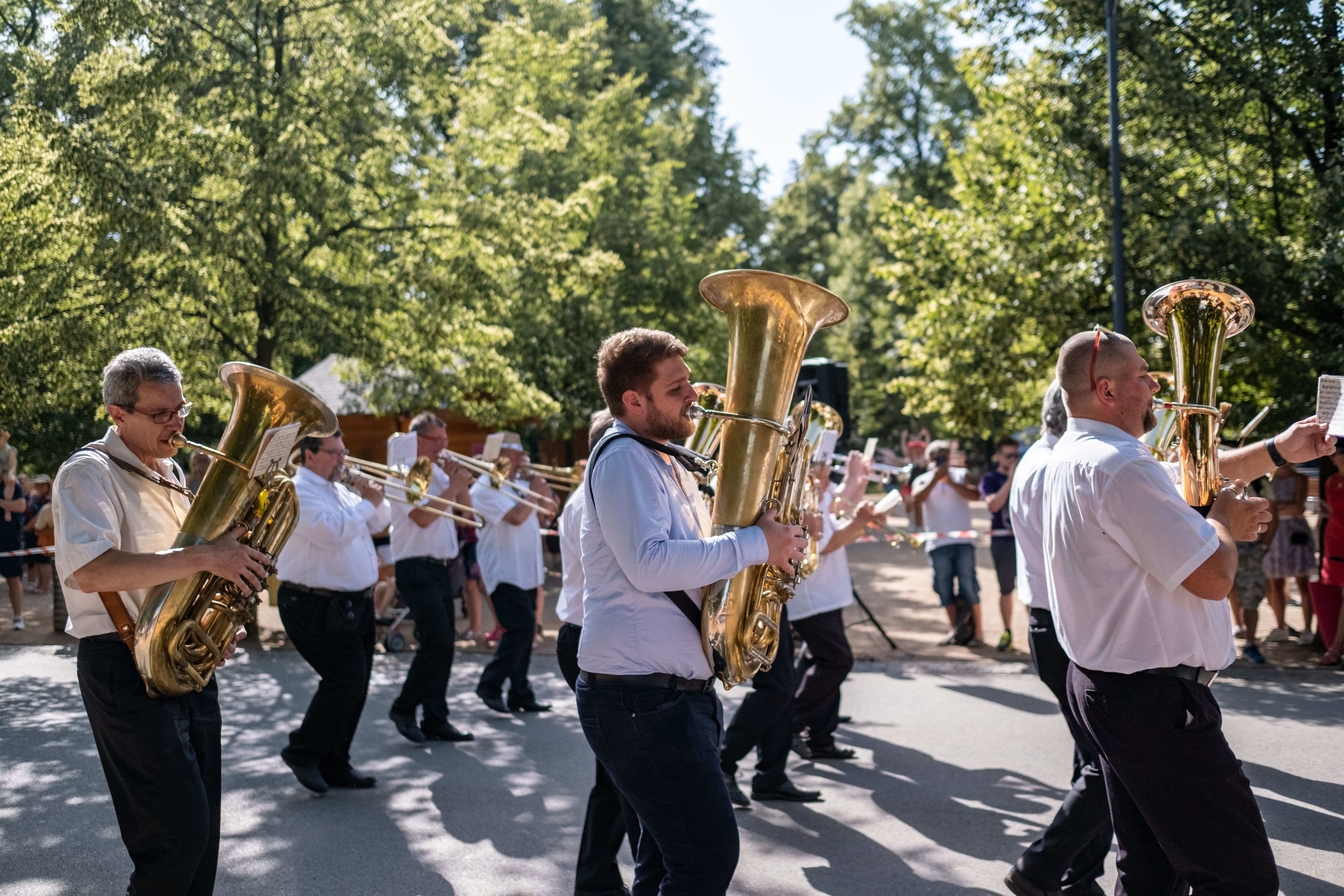 Orkester spiller messinginstrumenter i gaderne i en europæisk provinsby