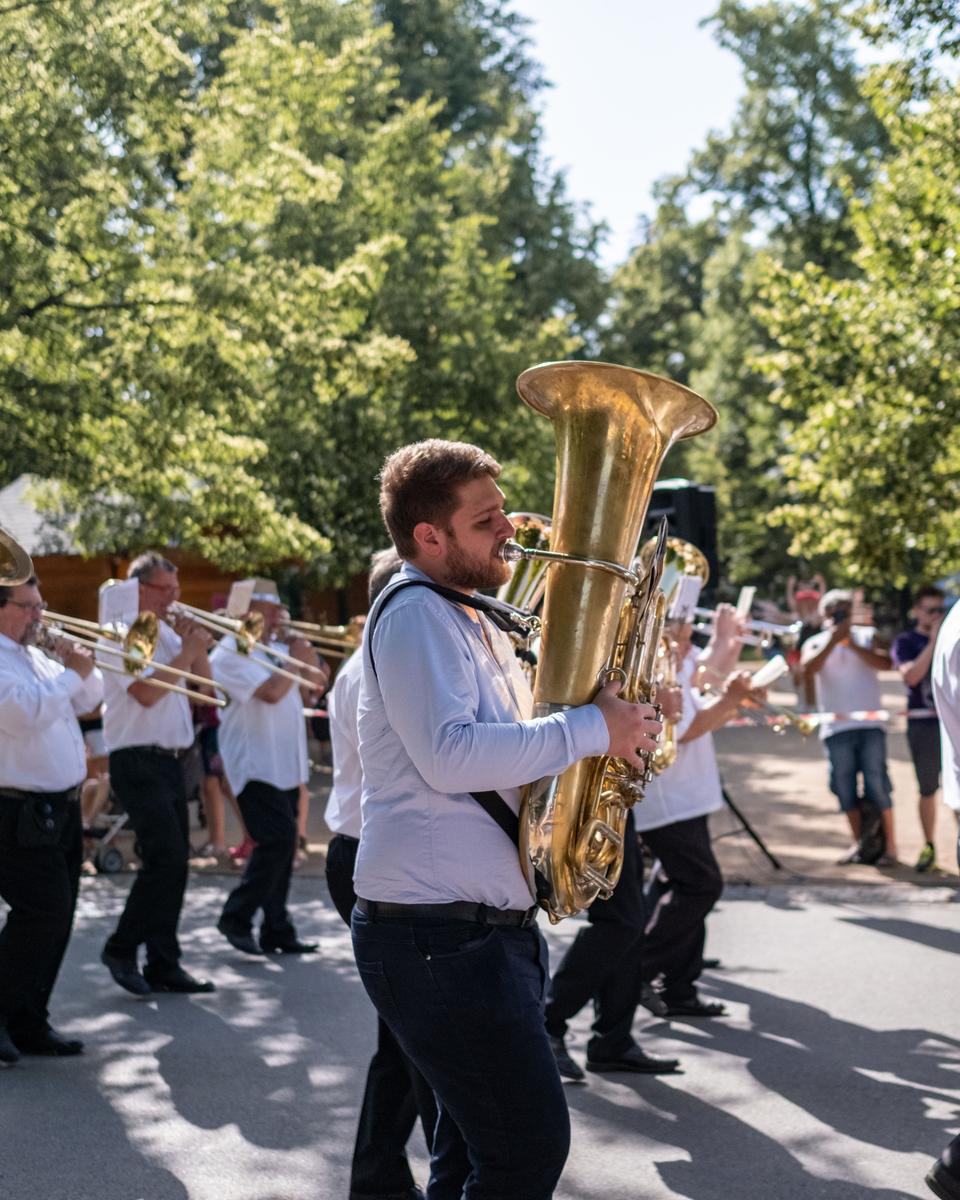 Orkester spiller messinginstrumenter i gaderne i en europæisk provinsby