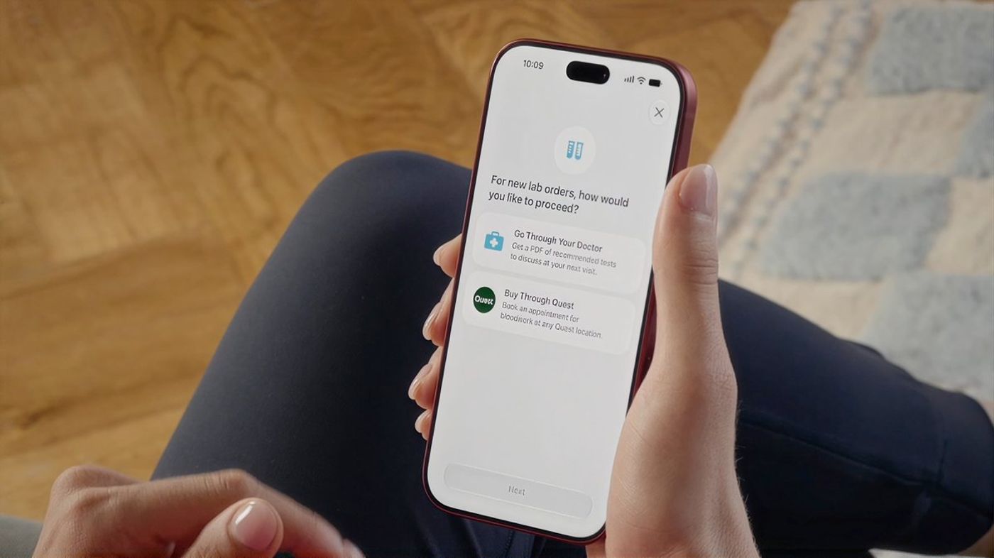 Smartfon z ekranem wyboru sposobu zlecenia badań laboratoryjnych: konsultacja zalecanych badań z lekarzem lub zakup i rezerwacja pobrania krwi w Quest.