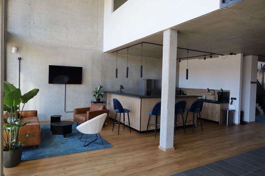 Lounge mit Galerie und Ledersofas im LechLoft