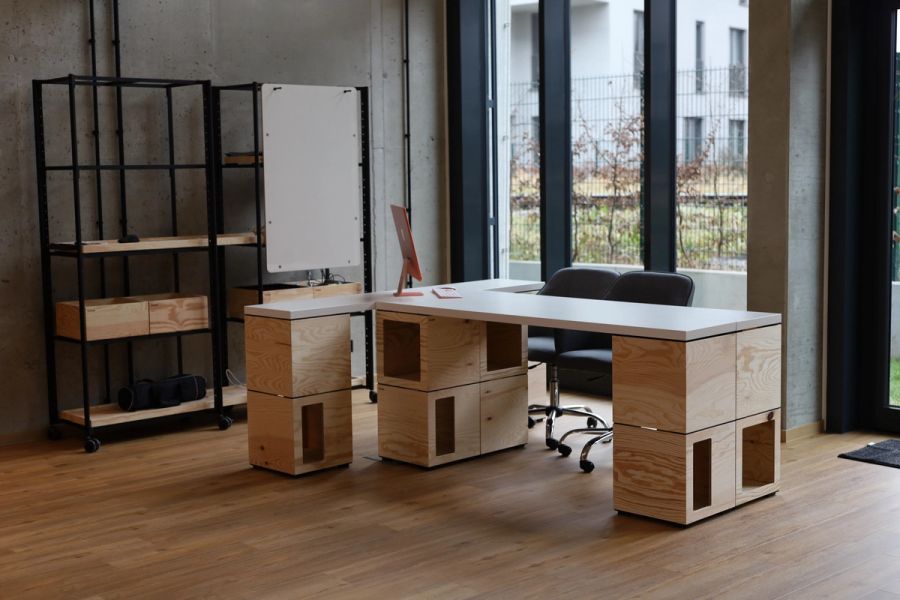Modulare Holzwürfel-Tische und mobiles Whiteboard im LechLoft