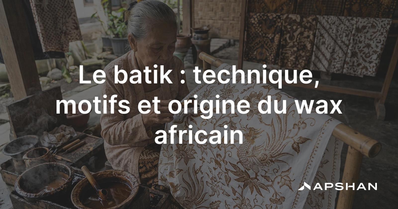 Application de cire chaude au canting sur un tissu de batik javanais, motif tracé à la main.