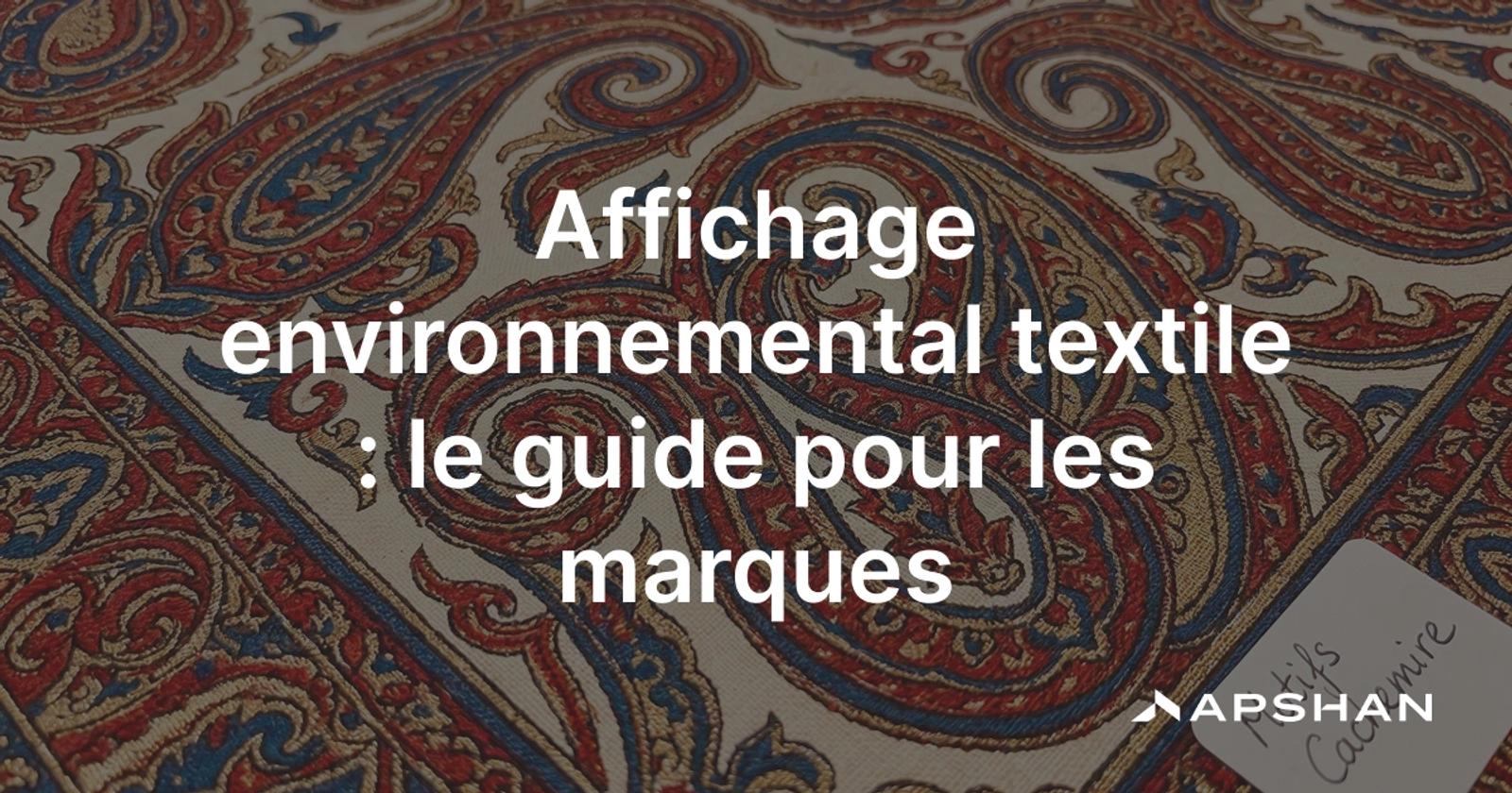 Étiquette de vêtement affichant le coût environnemental en points d'impact, au format officiel français.