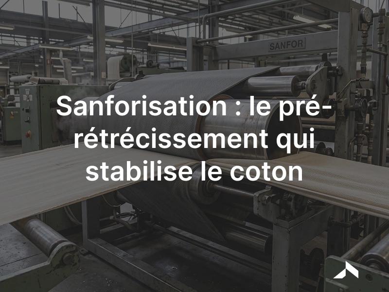 Tissu de coton comprimé sur la bande de caoutchouc d'une sanforiseuse pour le pré-rétrécir