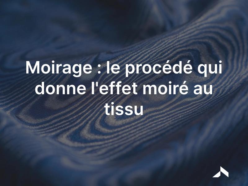 Gros plan sur une soie moirée aux reflets ondulés en forme d'eau obtenus par calandrage
