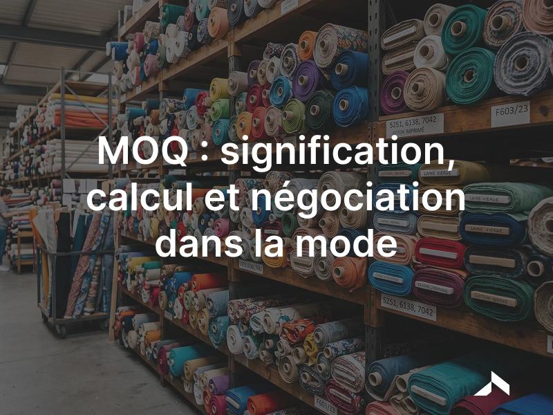 Rouleaux de tissu colorés empilés chez un fournisseur textile, illustration du MOQ