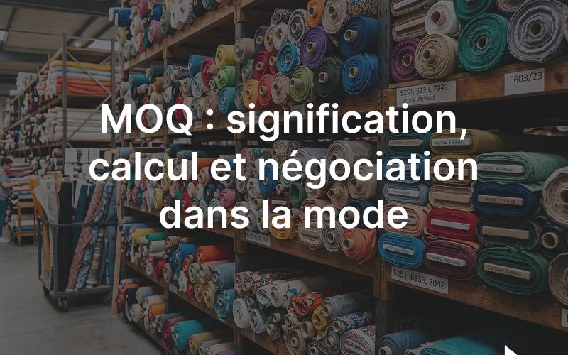 Rouleaux de tissu colorés empilés chez un fournisseur textile, illustration du MOQ