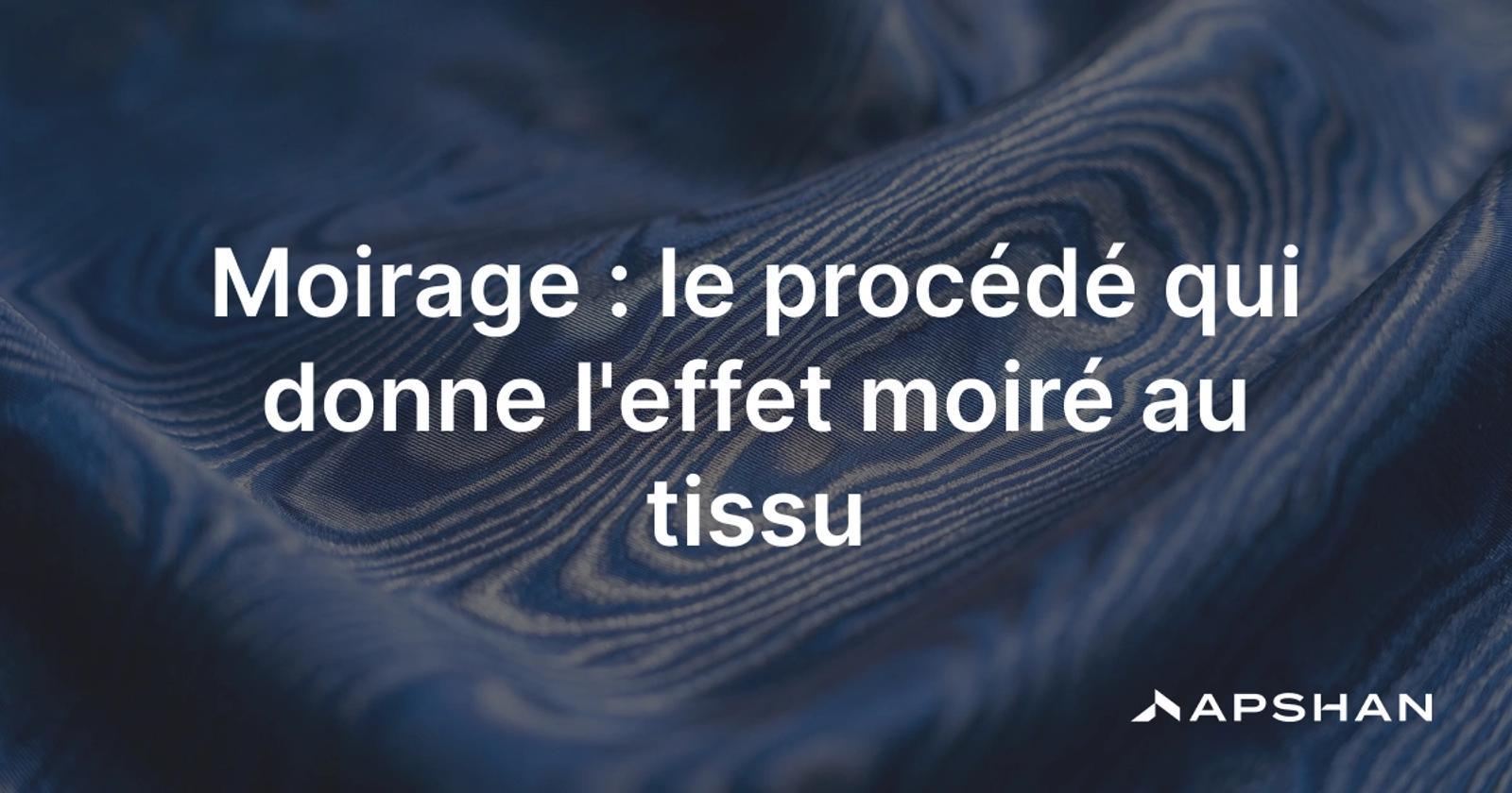 Gros plan sur une soie moirée aux reflets ondulés en forme d'eau obtenus par calandrage