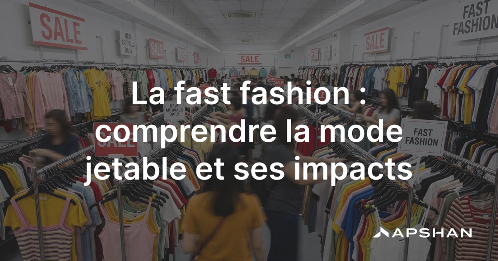 Portants surchargés de vêtements bon marché dans un magasin de fast fashion, symbole de la mode jetable.