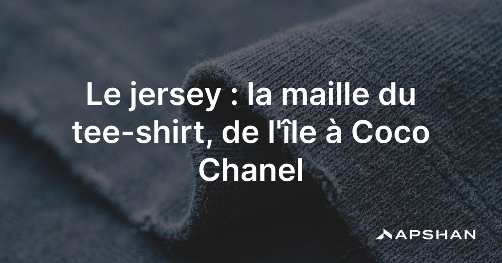 Gros plan sur un tissu jersey de coton, montrant les petites mailles en V de l'endroit et le bord qui roulotte.