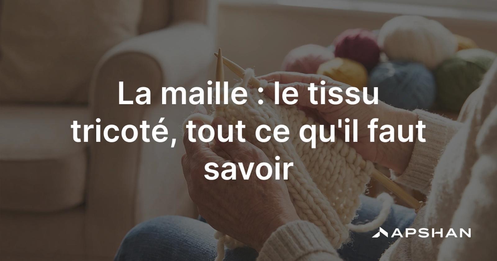 Gros plan sur une maille tricotée: des boucles de fil imbriquées formant un jersey extensible.