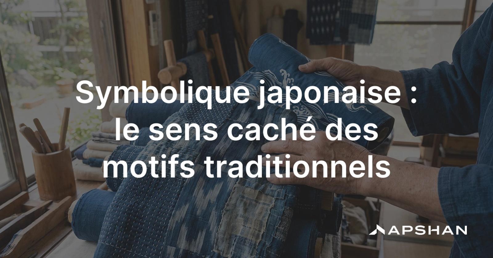 Motifs japonais traditionnels sur un tissu: vagues seigaiha, feuilles de chanvre asanoha et fleurs de cerisier.