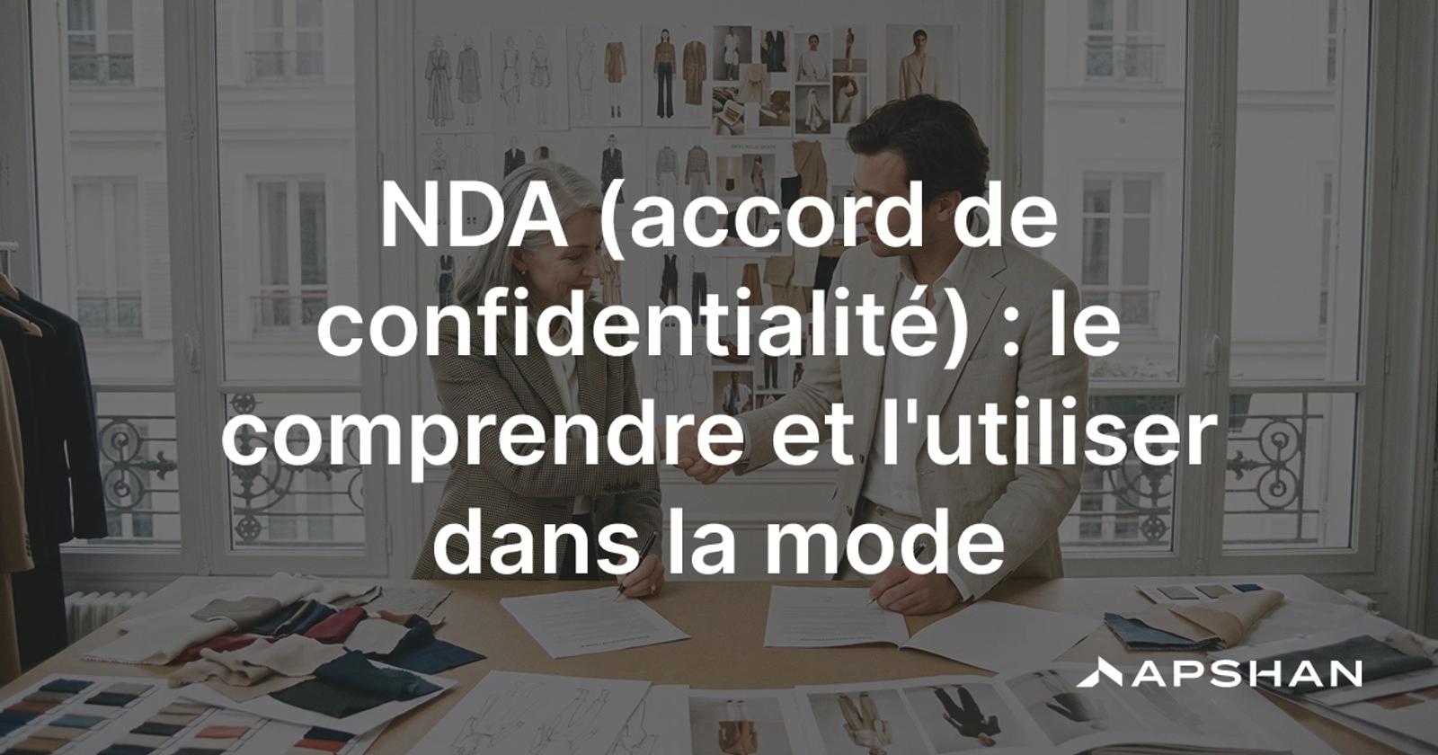 Deux professionnels de la mode signent un accord de confidentialité devant des croquis de collection