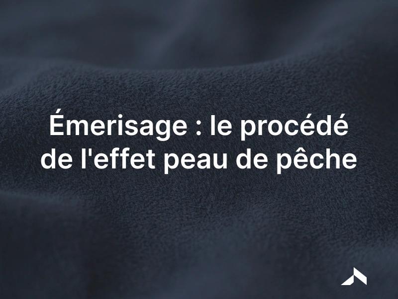 Gros plan sur un tissu émerisé au toucher velouté, effet peau de pêche mat