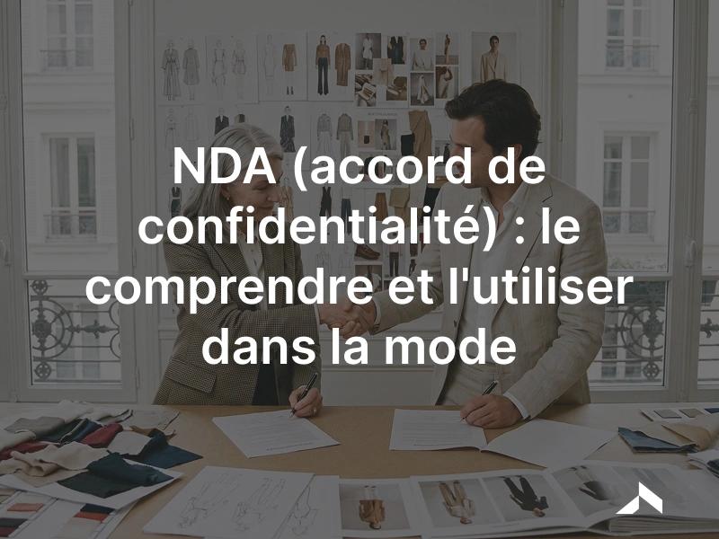 Deux professionnels de la mode signent un accord de confidentialité devant des croquis de collection