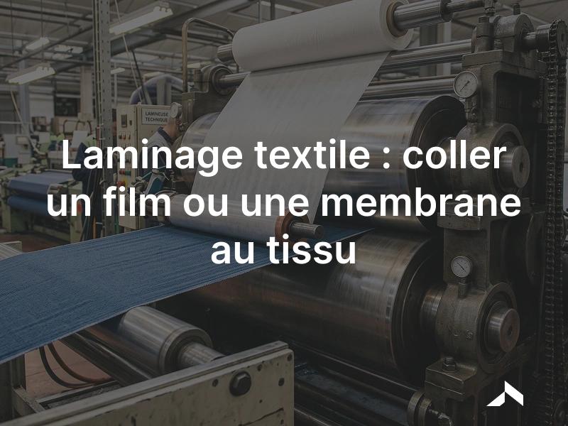 Laminage d'une membrane sur un tissu technique entre les rouleaux presseurs d'une lamineuse