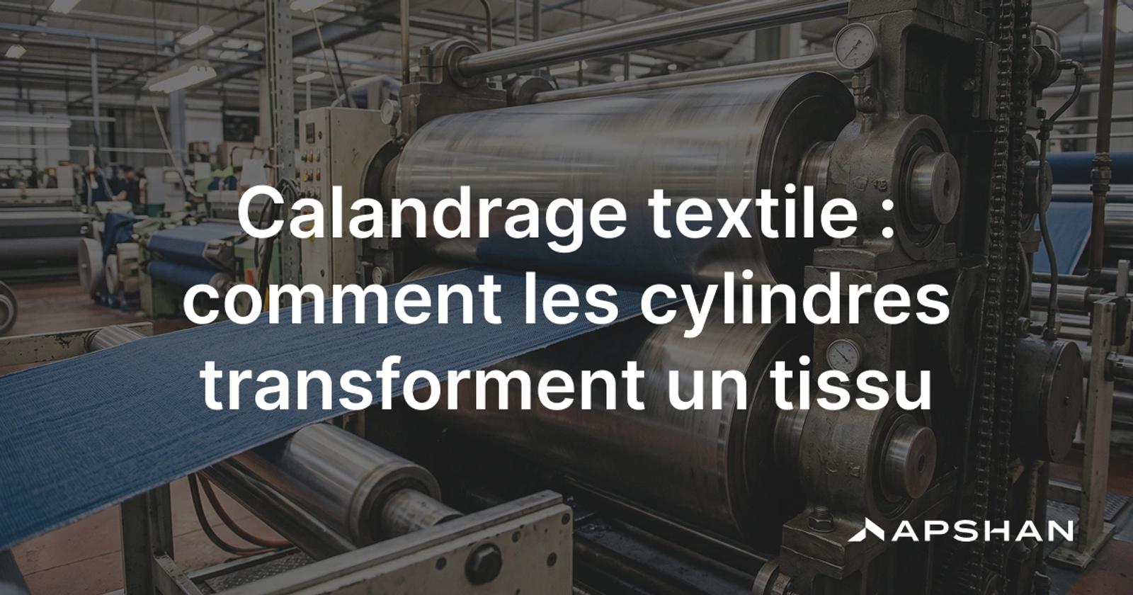Tissu passant entre les cylindres d'une calandre textile industrielle