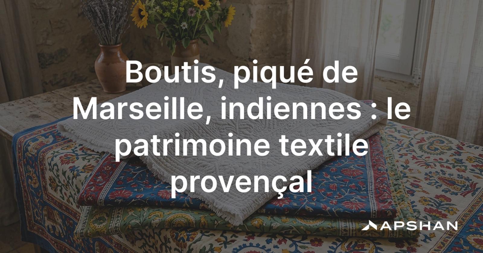 Boutis provençal blanc en relief posé sur des tissus indiennes aux motifs colorés