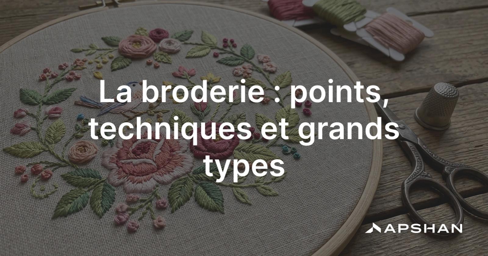 Broderie à la main sur tissu: fils de couleur, aiguille et points formant des motifs floraux.