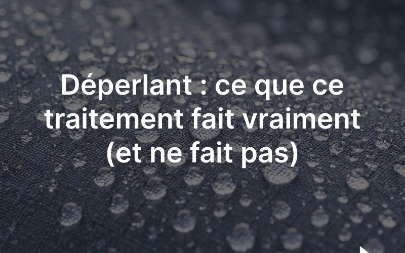 Gouttes d'eau en perles sur la surface d'un tissu déperlant, effet du traitement DWR