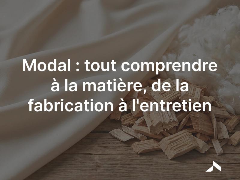 Tissu modal drapé à côté de copeaux de bois de hêtre et de fibre de cellulose